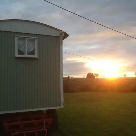 Betsy The Shepherds Hut Kemping